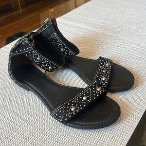 🥰Frye black suede low heel ,studded sandal, ankles strap,size 8-8.5, runs big .